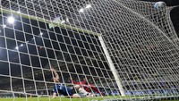 Gol ketiga Inter tercipta pada menit ke-82. Menerima umpan Marcelo Brozovic, Robin Gosens yang bebas di depan gawang, dan langsung menjebol gawang Maignan.