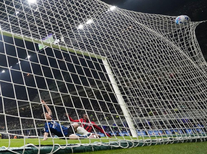 AC Milan's Theo Hernandez, left, and Inter Milan's Milan Skriniar vie for the ball during an Italian Cup semifinal, second leg, soccer match between Inter Milan and AC Milan, at the San Siro stadium, in Milan, Italy, Tuesday, April 19, 2022. (AP Photo/Luca Bruno)