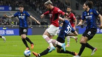 Pemain AC Milan Theo Hernandez, kiri, dan pemain Inter Milan Milan Skriniar berebut bola.