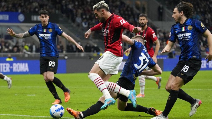 AC Milans Theo Hernandez, left, and Inter Milans Milan Skriniar vie for the ball during an Italian Cup semifinal, second leg, soccer match between Inter Milan and AC Milan, at the San Siro stadium, in Milan, Italy, Tuesday, April 19, 2022. (AP Photo/Luca Bruno)