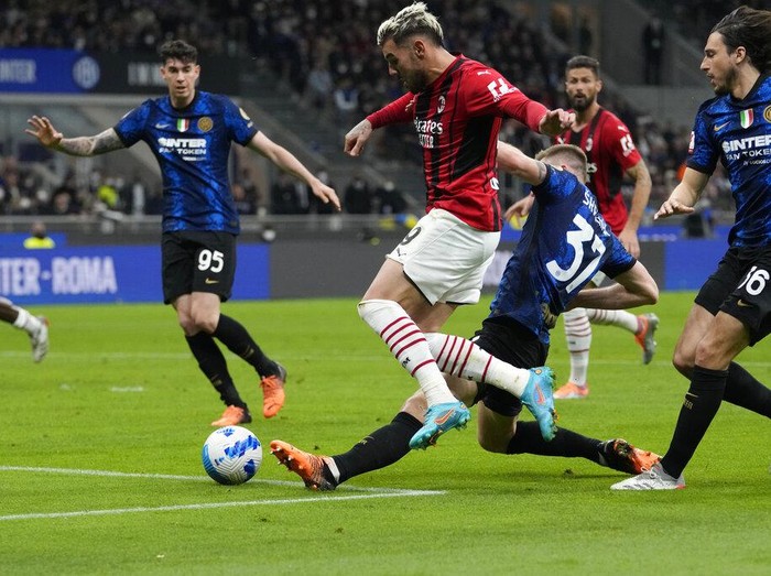 AC Milan's Theo Hernandez, left, and Inter Milan's Milan Skriniar vie for the ball during an Italian Cup semifinal, second leg, soccer match between Inter Milan and AC Milan, at the San Siro stadium, in Milan, Italy, Tuesday, April 19, 2022. (AP Photo/Luca Bruno)