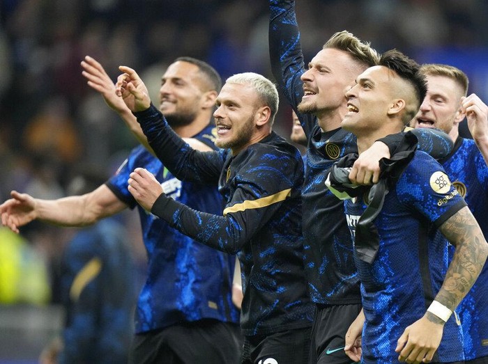 AC Milan's Theo Hernandez, left, and Inter Milan's Milan Skriniar vie for the ball during an Italian Cup semifinal, second leg, soccer match between Inter Milan and AC Milan, at the San Siro stadium, in Milan, Italy, Tuesday, April 19, 2022. (AP Photo/Luca Bruno)