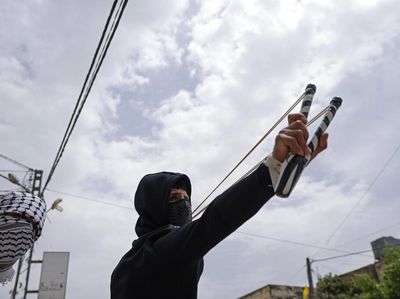 Dengan Katapel, Mereka Melawan Israel