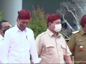 Makna di Balik Jokowi dan Prabowo Kompak Pakai Blangkon Merah Khas Madura