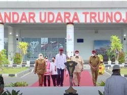 Jokowi-Prabowo Kompak Pakai Blangkon Saat Peresmian Bandara Trunojoyo