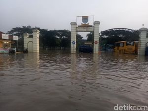 Banjir di Kantor Dishub Kota Bandung Belum Surut, Layanan KIR Masih Lumpuh Banjir di Kantor Dishub Kota Bandung Belum Surut, Layanan KIR Masih Lumpuh