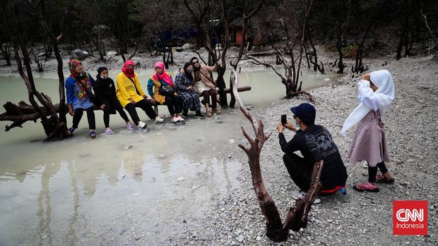 Sejumlah pengunjung berwisata di kawasan Kawah Putih, Ciwidey, Desa Alam Endah, Kecamatan Rancabali, Kabupaten Bandung. CNN Indonesia/Adi Ibrahim