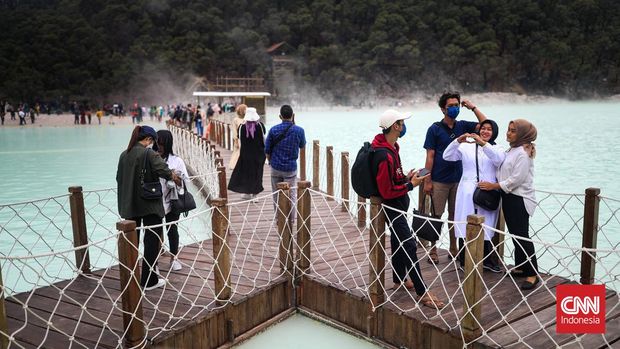 Sejumlah pengunjung berwisata di kawasan Kawah Putih, Ciwidey, Desa Alam Endah, Kecamatan Rancabali, Kabupaten Bandung. CNN Indonesia/Adi Ibrahim