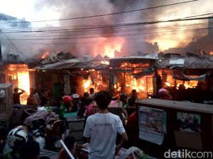 Kebakaran Asrama Polisi di Makassar Telah Padam, 36 Rumah Ludes Dilalap Api Kebakaran Asrama Polisi di Makassar Telah Padam, 36 Rumah Ludes Dilalap Api