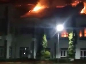 Kebakaran Kantor Bupati Halmahera, 30 Persen Bangunan Hangus Kebakaran Kantor Bupati Halmahera, 30 Persen Bangunan Hangus