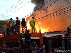 Kebakaran Asrama Polisi di Makassar, 5 Unit Armada Damkar Diterjunkan