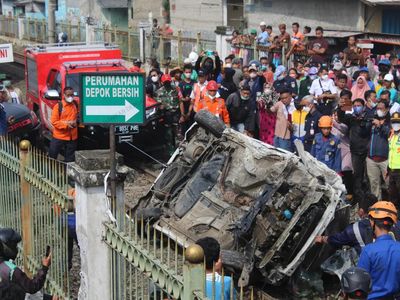Potret Momen Evakuasi Mobil Tertabrak KRL di Depok