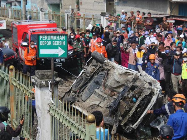 Potret Momen Evakuasi Mobil Tertabrak KRL di Depok
