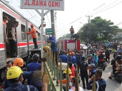 Cerita Saksi soal Mobil Tertabrak KRL: Sudah Disetop-Portal Sedang Diturunkan