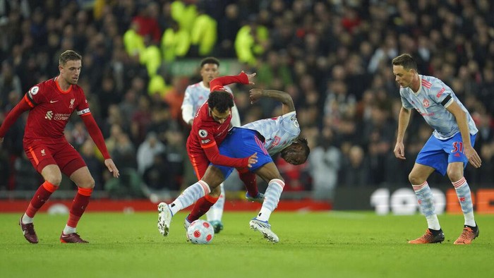 Liverpool Bantai Manchester United Tanpa Ampun! Liverpool's Sadio Mane, right, vies for the ball with Manchester United's Aaron Wan-Bissaka during the English Premier League soccer match between Liverpool and Manchester United at Anfield stadium in Liverpool, England, Tuesday, April 19, 2022. (AP Photo/Jon Super)