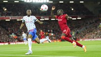 Mereka mencatatkan penguasaan bola sebesar 71,8 persen dibanding MU yang hanya 28,2 persen. Liverpool juga terus menggempur lini pertahanan tamunya.