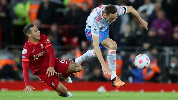 Soccer Football - Premier League - Liverpool v Manchester United - Anfield, Liverpool, Britain - April 19, 2022 Liverpool's Thiago Alcantara in action with Manchester United's Nemanja Matic REUTERS/Phil Noble EDITORIAL USE ONLY. No use with unauthorized audio, video, data, fixture lists, club/league logos or 'live' services. Online in-match use limited to 75 images, no video emulation. No use in betting, games or single club /league/player publications.  Please contact your account representative for further details.