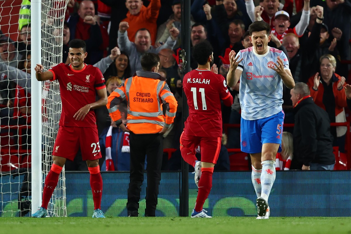 Harry Maguire dianggap bersalah atas terjadinya dua gol Liverpool. (Foto: Getty Images/Clive Brunskill)