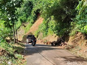 Sempat Tertutup Longsor, Akses Jalan Citengah Sumedang Sudah Bisa Dilalui