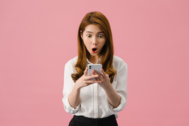 Menghabiskan Banyak Waktu di Gadget/Foto: Freepik.com/Tirachardz Menghabiskan banyak Waktu di Gadget