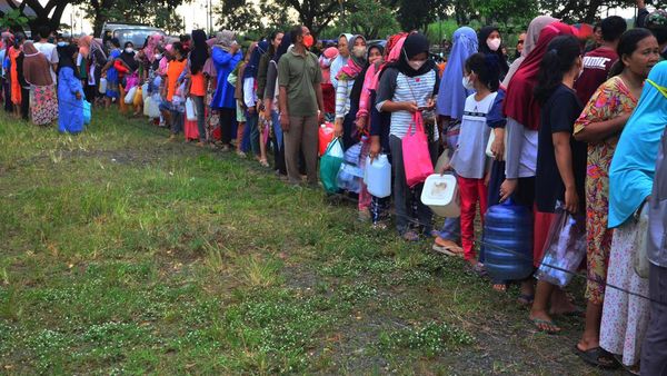 Mengular demi Minyak Goreng Curah Murah