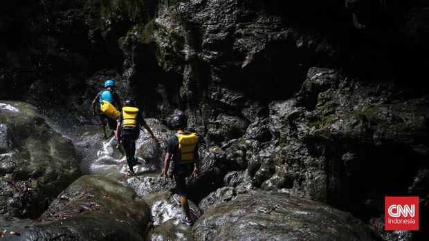 Cukang Taneuh atau Green Canyon adalah salah satu objek wisata di Jawa Barat yang terletak di Desa Kertayasa Kecamatan Cijulang, Kabupaten Pangandaran. Objek wisata ini berjarak ± 31 km dari Pangandaran. CNN Indonesia/ Adi Maulana Ibrahim