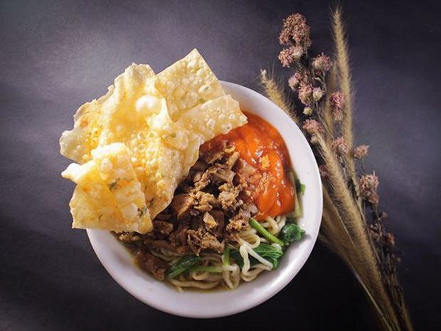 Mie Ayam/ Foto: pinterest.com/Behance Mie ayam adalah salah satu makanan yang juga diburu usai Ramadan.