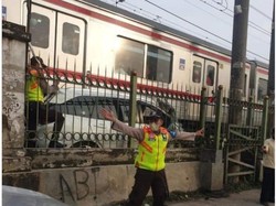 Penampakan Mobil Usai Tertabrak KRL di Perlintasan Citayam-Depok