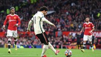 Salah kemudian mencetak gol keduanya di Old Trafford untuk membuat si Merah unggul 4-0. Foto: Getty Images/Michael Regan