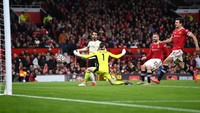 Mo Salah mencetak hat-trick saat Liverpool mempermalukan MU di Old Trafford dengan skor 5-0. Foto: Getty Images/Shaun Botterill