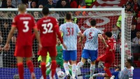 Dini hari tadi, Mo Salah menjebol gawang MU lagi. Gol ini membuat skor jadi 2-0 di Anfield. Foto: Getty Images/Clive Brunskill