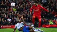 Momen Mohamed Salah mencetak gol keduanya ke gawang MU di Anfield, sekaligus menutup kemenangan Liverpool dengan skor 4-0. Foto: Getty Images/Clive Brunskill