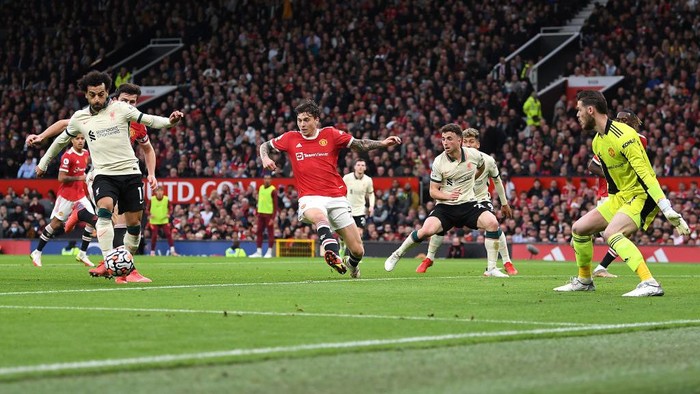 MANCHESTER, ENGLAND - OCTOBER 24: Mohamed Salah of Liverpool scores their sides third goal past David De Gea of Manchester United during the Premier League match between Manchester United and Liverpool at Old Trafford on October 24, 2021 in Manchester, England. (Photo by Michael Regan/Getty Images)