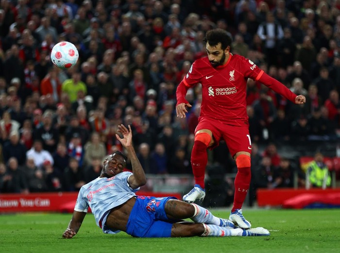 LIVERPOOL, ENGLAND - APRIL 19: Mohamed Salah of Liverpool scores their sides fourth goal whilst under pressure from Aaron Wan-Bissaka of Manchester United  during the Premier League match between Liverpool and Manchester United at Anfield on April 19, 2022 in Liverpool, England. (Photo by Clive Brunskill/Getty Images)
