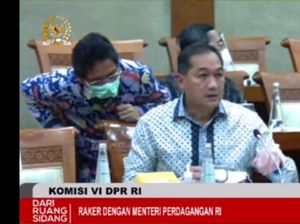 Momen Dirjen yang Kini Tersangka Bisiki Mendag soal Mafia Minyak Goreng Momen Dirjen yang Kini Tersangka Bisiki Mendag soal Mafia Minyak Goreng