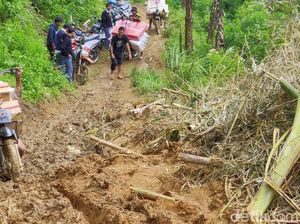 Perjuangan Warga Angkut Logistik Bantu Korban Longsor Cilengkong