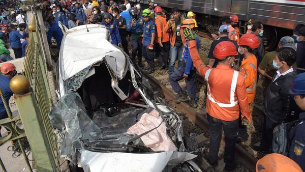 Ngeri! Mobil Ini Ringsek Usai Tertabrak KRL di Depok