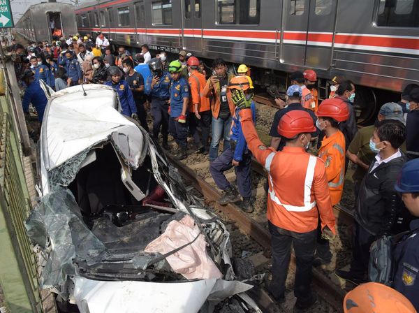 Ngeri! Mobil Ini Ringsek Usai Tertabrak KRL di Depok