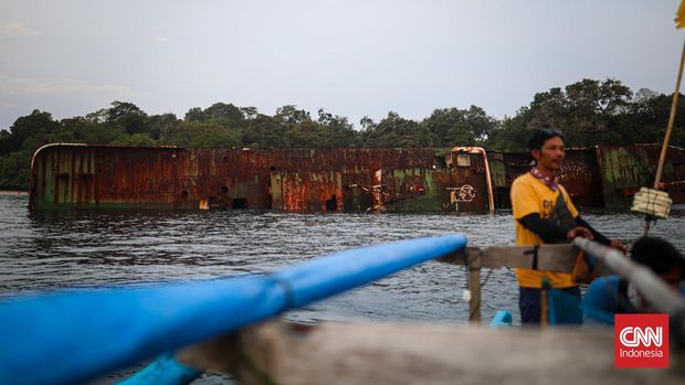 Pantai Pasir Putih Pangandaran adalah satu dari sekian banyak tempat wisata di Pangandaran, yang sangat populer, dan hits di kalangan wisatawan.Pantai Pasir Putih Pangandaran menawarkan pesona keindahan alam, yang berpadu dengan hamparan pasir putih. Selain itu, masih satu kawasan dengan Taman Wisata Dan Cagar Alam, serta wisata Pantai Pangandaran, sebagai gerbang awalnya. Pemandangan karamnya kapal MV Viking Lagos cukup menjadi pusat perhatian. Kapal tersebut berasal dari Nigeria, yang ditenggelamkan oleh Menteri Perikanan dan Kelautan saat itu yakni Ibu Susi. CNN Indonesia/Adi Maulana Ibrahim