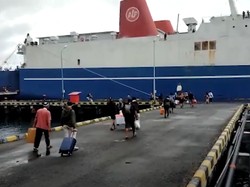 Pelabuhan Tanjungwangi Banyuwangi Dipadati Pemudik dari Madura