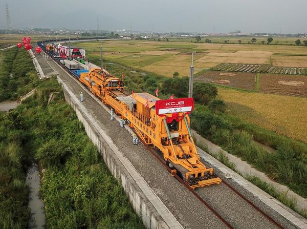 Kebut Nih! Pekerja Mulai Pasang Rel Kereta Cepat Jakarta-Bandung