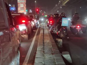Duh! Pemotor Nggak Sabaran Banget Nunggu Lampu Merah, Nekat Lawan Arus Serombongan