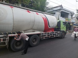 Pemotor Wanita Tewas Terlindas Truk Tangki di Jalur Pantura Pekalongan