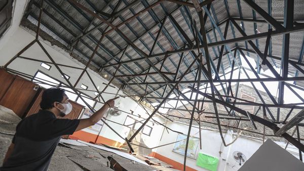 Diawali Hujan dan Angin Kencang, Atap Sekolah di Depok Ini Ambruk