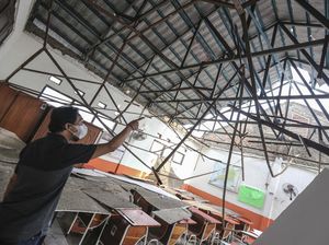 Diawali Hujan dan Angin Kencang, Atap Sekolah di Depok Ini Ambruk