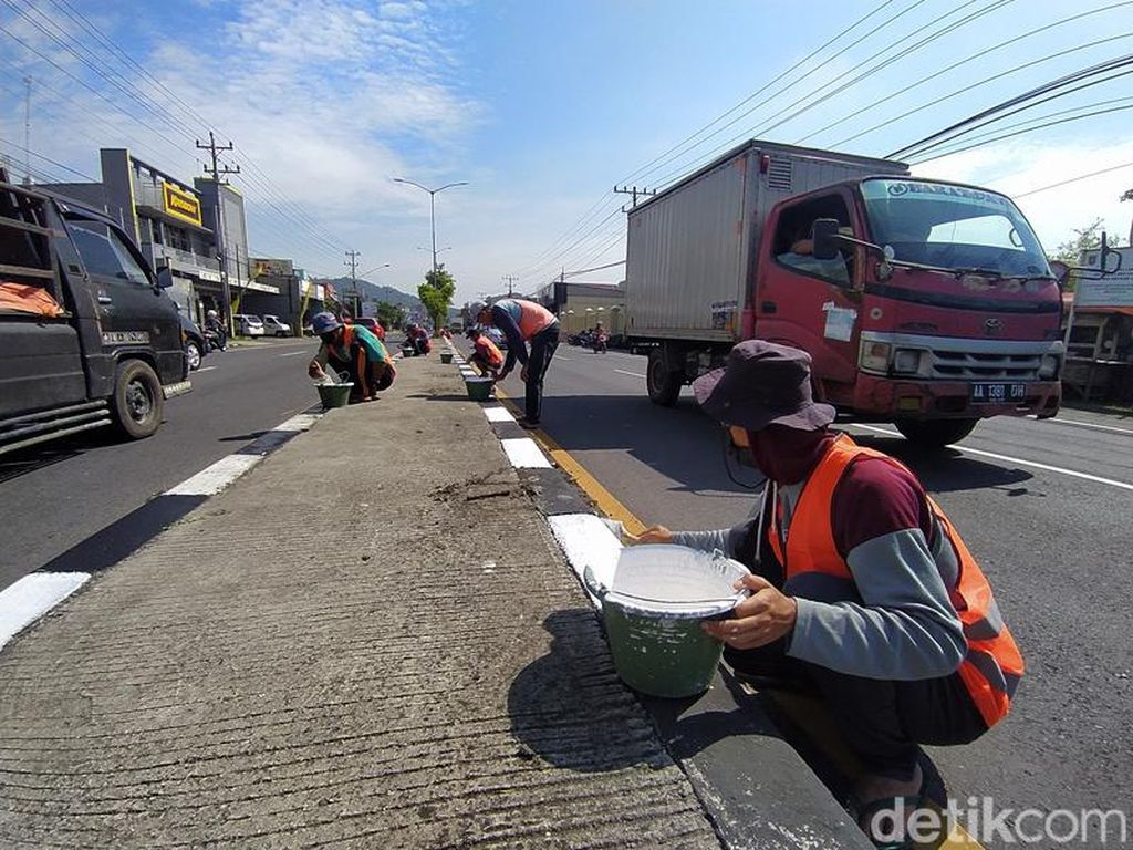 Snapshots: Pengecatan Marka Jalan Jelang Arus Mudik Lebaran di Magelang