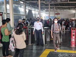 Penumpang Juga Menumpuk di Stasiun Cilebut Imbas Kecelakaan KRL Vs Mobil