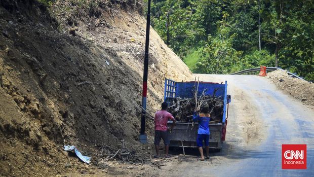 Perjalanan Jalur Pantai Selatan Kawasan rawan longsor di kawasan Kebumen tepatnya di Jalan Ayah. CNN Indonesia/Adi Maulana Ibrahim