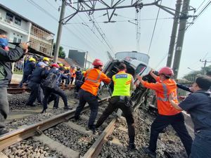 Jangan Nekat! Terobos Perlintasan Kereta Bisa Dibui Jangan Nekat! Terobos Perlintasan Kereta Bisa Dibui