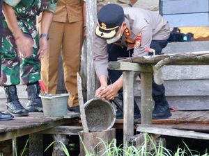 Polisi di Rokan Hilir Sisihkan Gaji untuk Bedah Rumah Warga